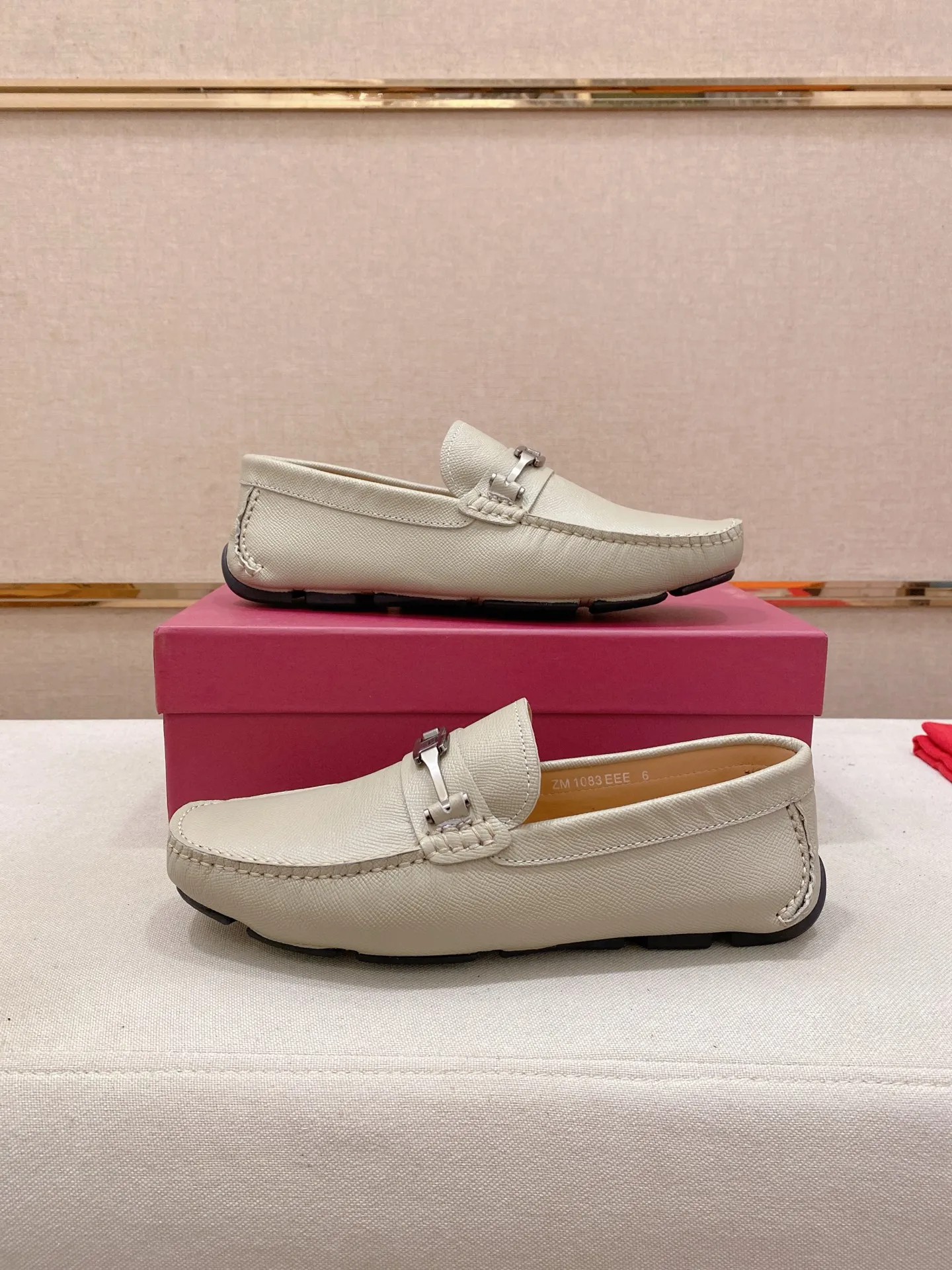 Factory price: 540💰High-end quality! Ferragamo🆕🆕Exclusive hot-selling products in stock🔥🔥New products on the shelves, high-quality Ferragamo men's pea shoes, high-end casual driving shoes, with complete packaging! 💪 💪 Material: imported first-layer cowhide 🐂 + imported high-quality water-dyed cowhide lining + wear-resistant outsole 👍🏻👍🏻 Features: high-end and comfortable, purely handmade 🚀 🚀 Create the perfect shoe that suits you best 🔥 🔥 Size: (38-44) 45 standard size can be customized!